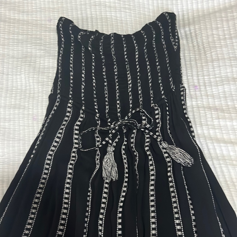 Black and white dress strapless stretchy size small but medium fits easily